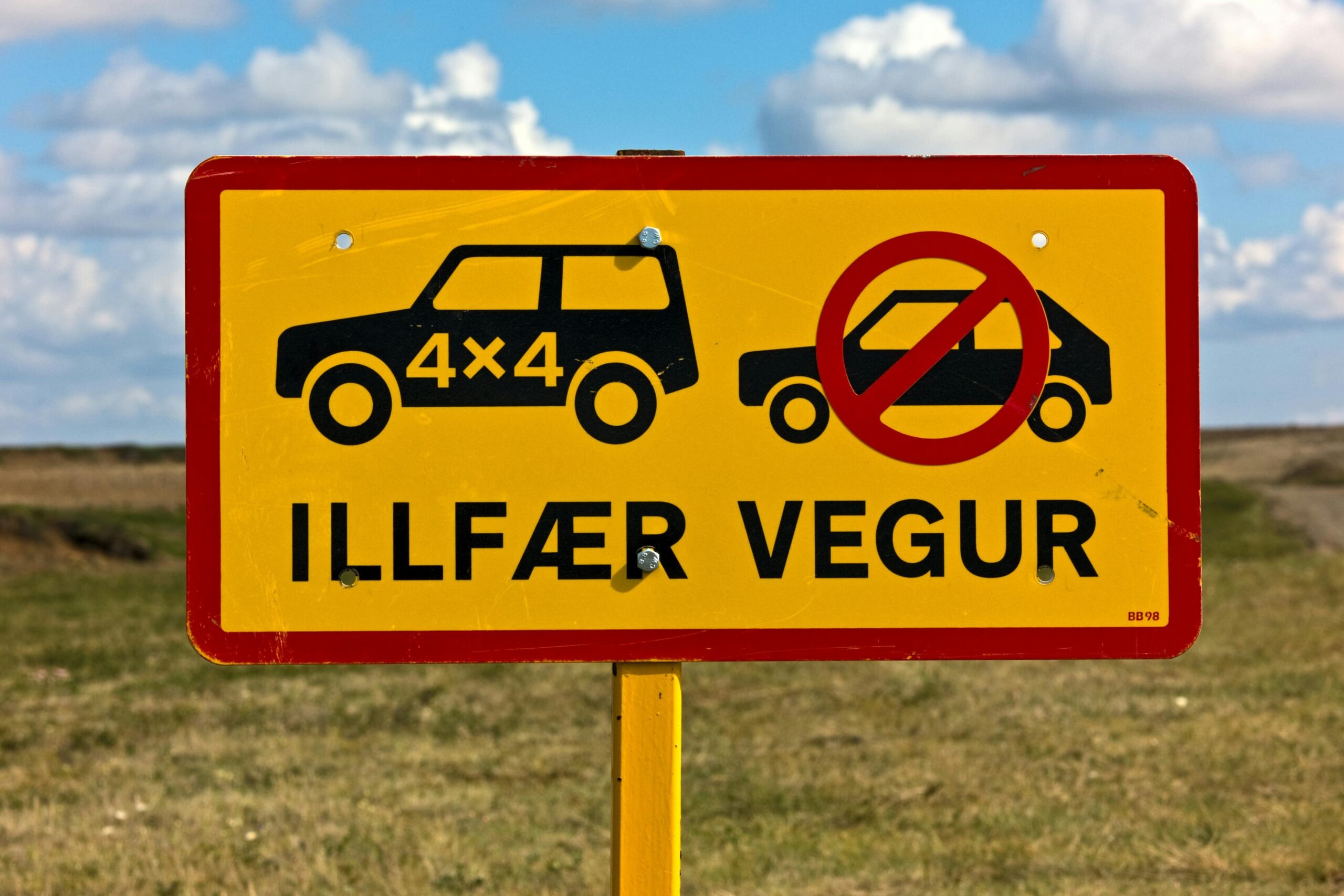 Example story illustration of a traveler avoiding danger through smart sharing habits