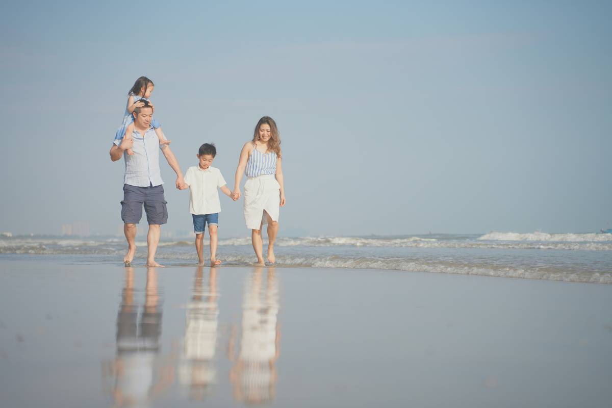 Mobile app displaying emergency alerts for international travelers