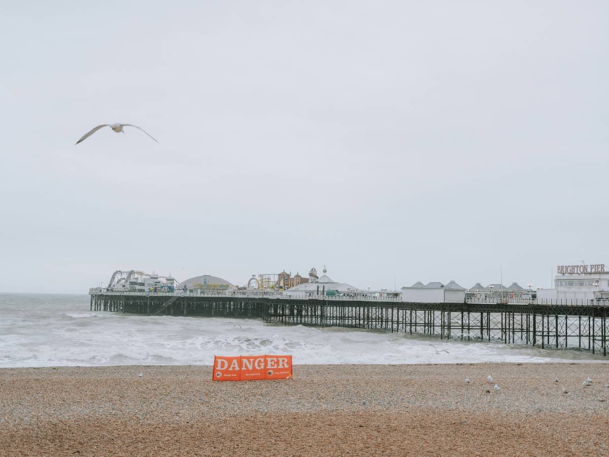 Infographic showing gaps in standard travel insurance vs. kidnap and ransom insurance coverage for international travel precautions