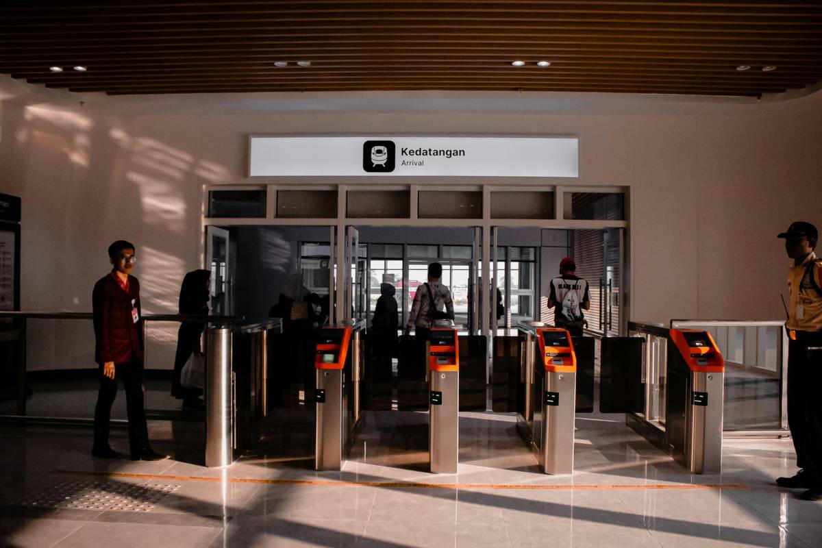 Travel Safety Habits Every Smart Traveler Needs—Especially If You Carry Kidnap & Ransom Insurance