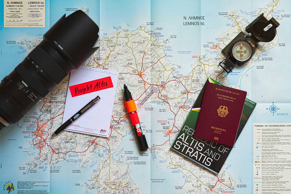 Chart comparing travel insurance vs. kidnap and ransom insurance coverage for political risks, extortion, and detention